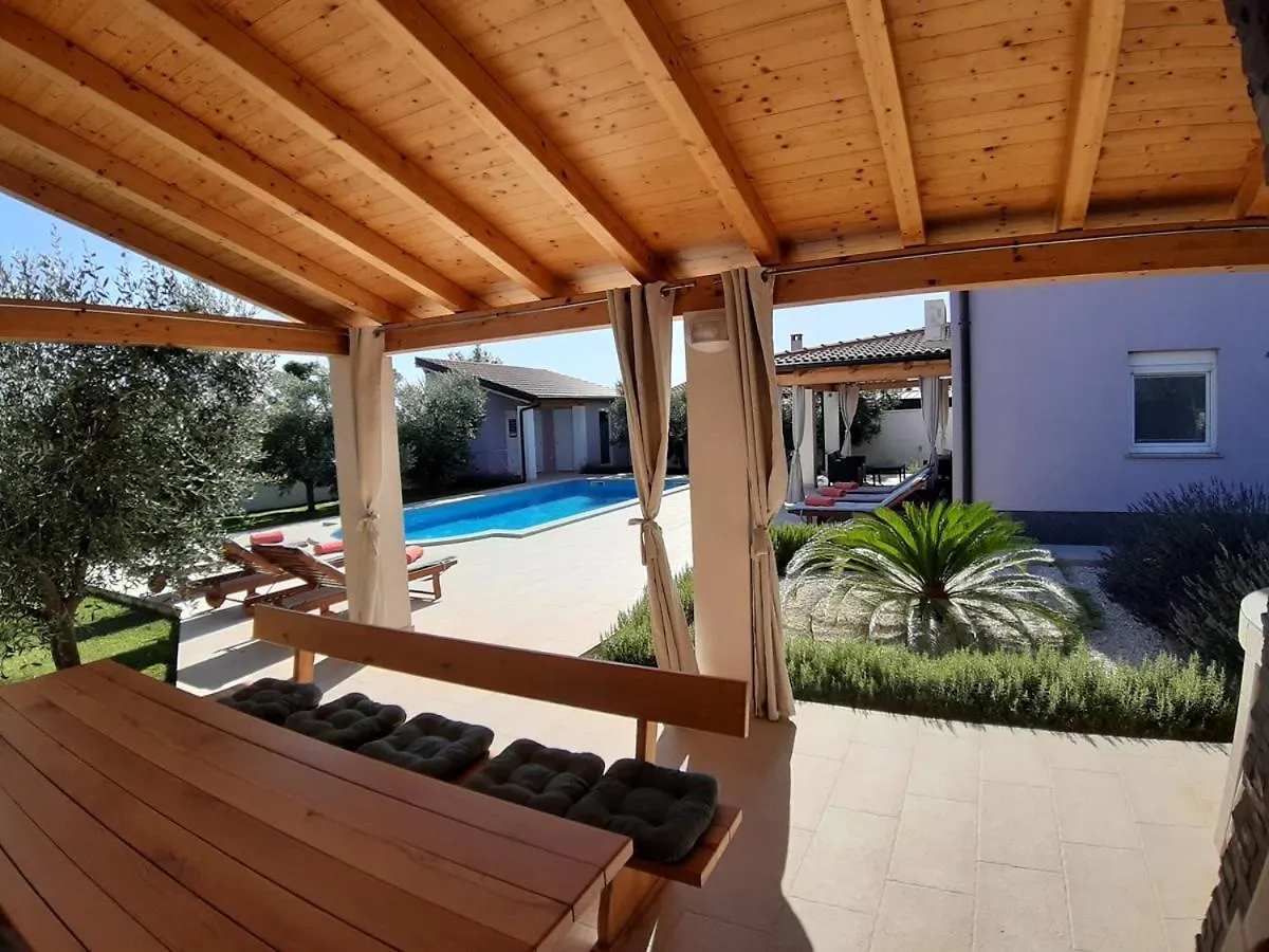 פולה Villa Zeus