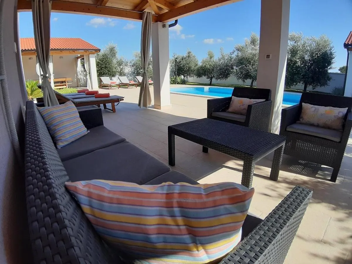 פולה Villa Zeus