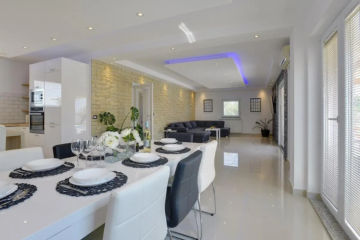 פולה Villa Zeus